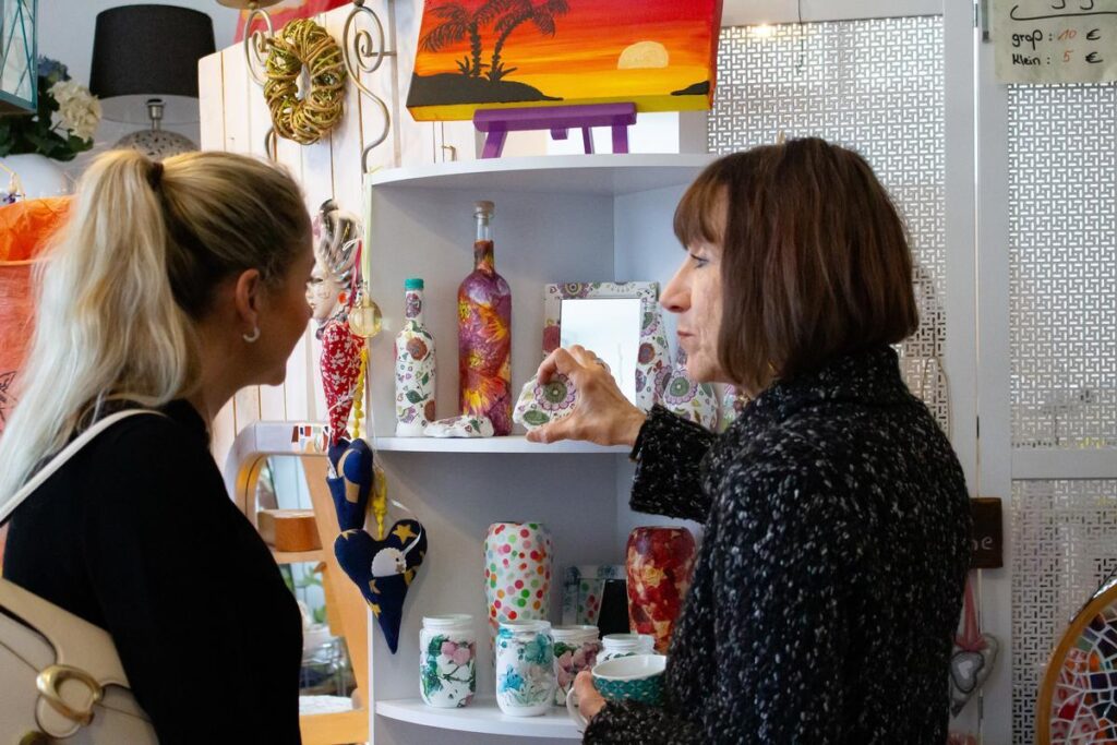 alt="Marianne Hopf stellt die in der Zauberwerkstatt gefertigten Kunstwerke vor"