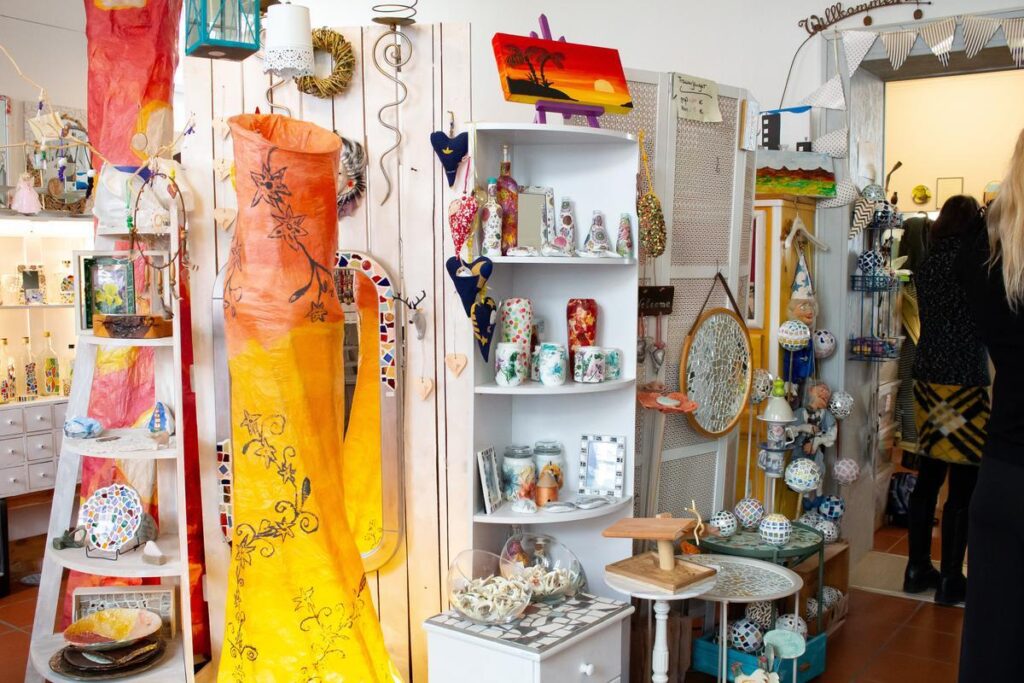 alt="Ausstellung der in der Zauberwerkstatt und zum Verkauf bereitstehenden gefertigten Kunstwerke der Klienten."